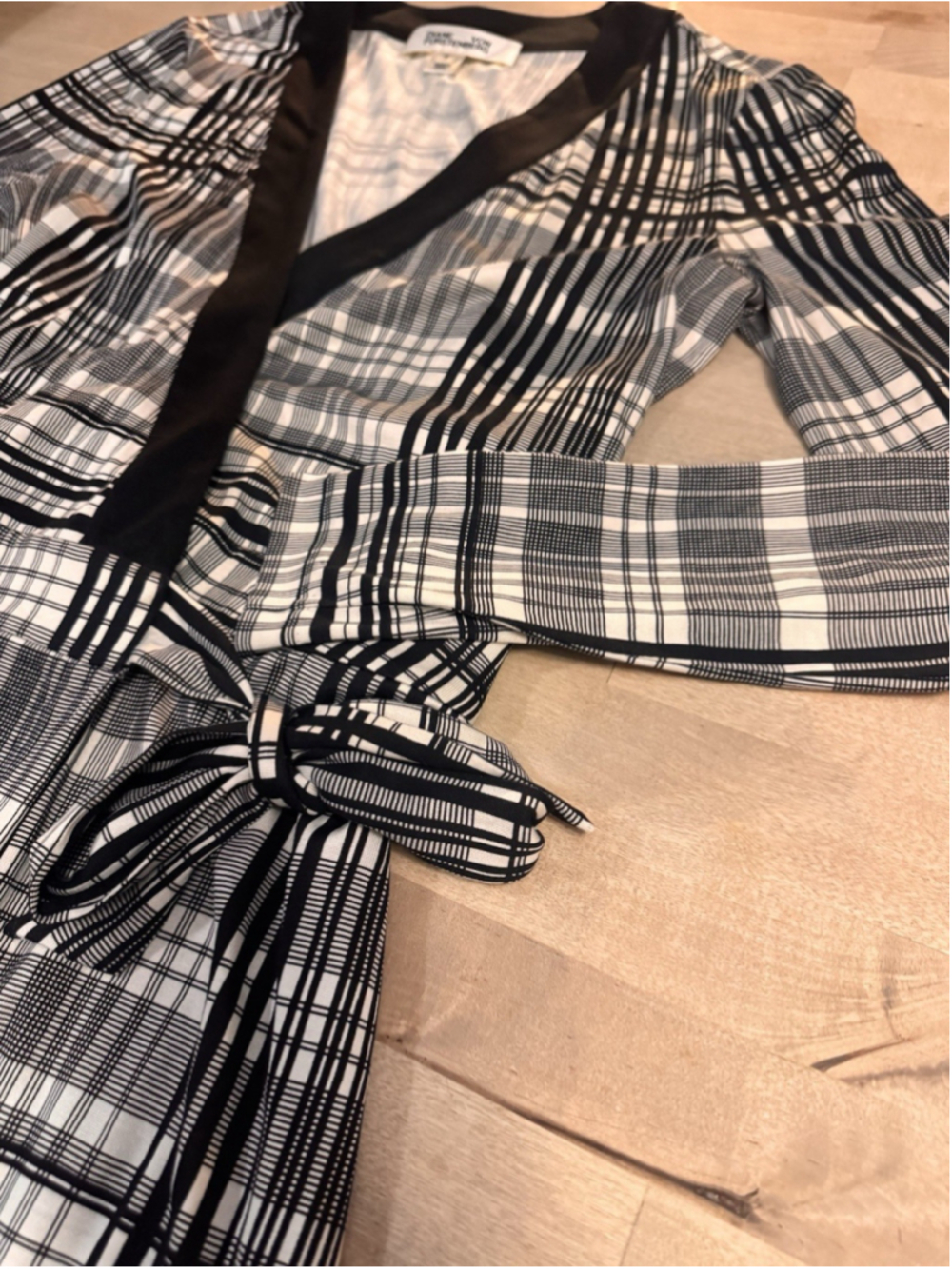 Diane Von Furstenberg Silk Wrap Black And White Plaid Romper Size 8 Classic - Picture 5 of 11